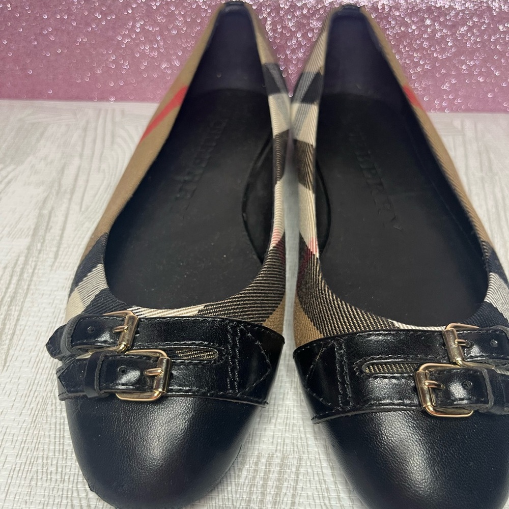 Burberry Women's Black and Tan Flats